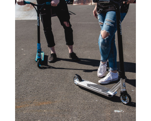 Дитячий самокат фрістайл inSPORTline Vulture чорно-білий