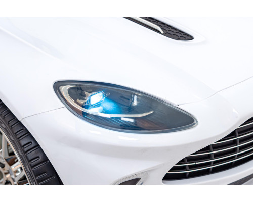 Дитяча акумуляторна машинка Aston Martin DBX Біла