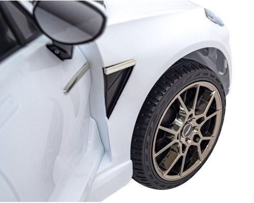 Дитяча акумуляторна машинка Aston Martin DBX Біла