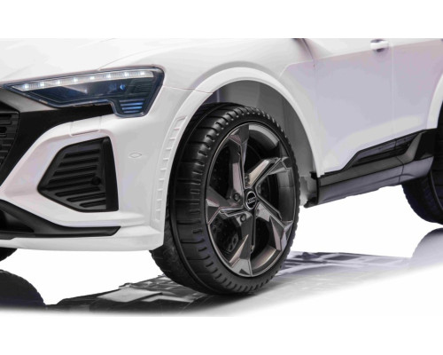 Дитяча акумуляторна машинка Audi SQ8 Біла Дитяча акумуляторна машинка Audi SQ8 Біла