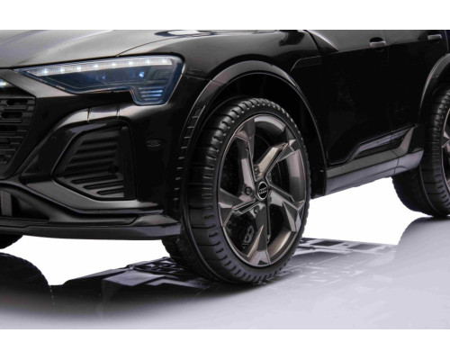 Дитяча акумуляторна машинка Audi SQ8 Чорна