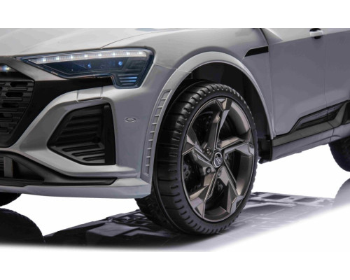 Дитяча акумуляторна машинка Audi SQ8 Сіра