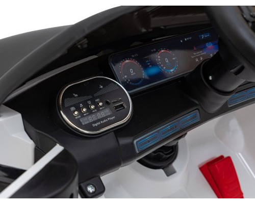 Дитяча акумуляторна машинка Mercedes Benz AMG EQA Біла